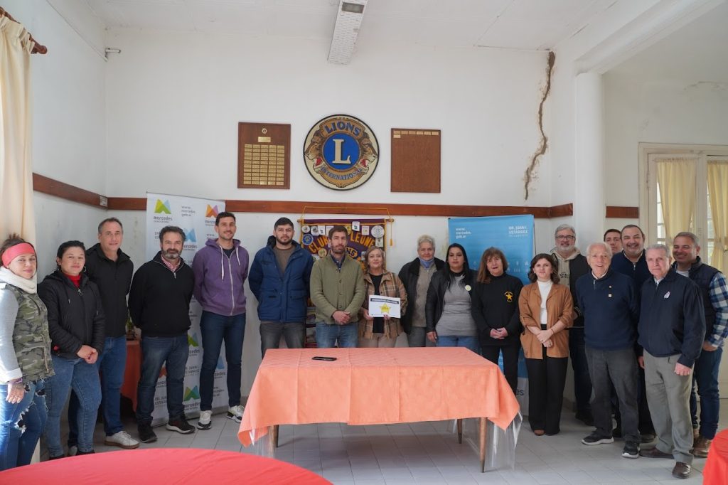 Paseo del vino solidario: entrega recaudado a estrellas amarillas