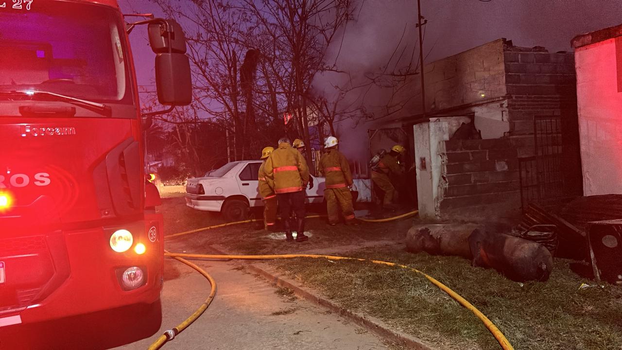 Incendio de vivienda, 3 dotaciones de bomberos y protección civil