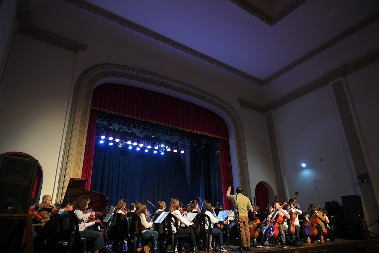 A teatro lleno se vivió el concierto de la Orquesta Escuela