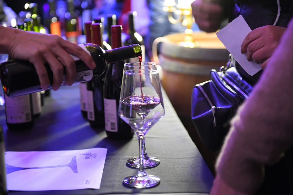 Gran asistencia, encuentro y entretenimiento en 1° noche del Paseo del Vino