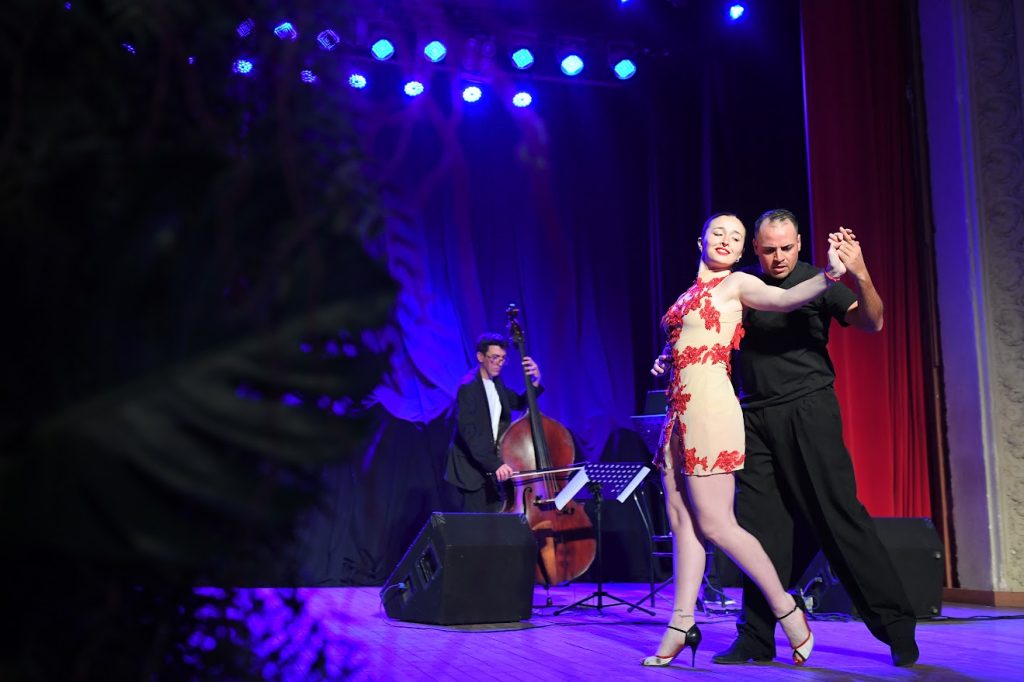 Gran asistencia, encuentro y entretenimiento en 1° noche del Paseo del Vino