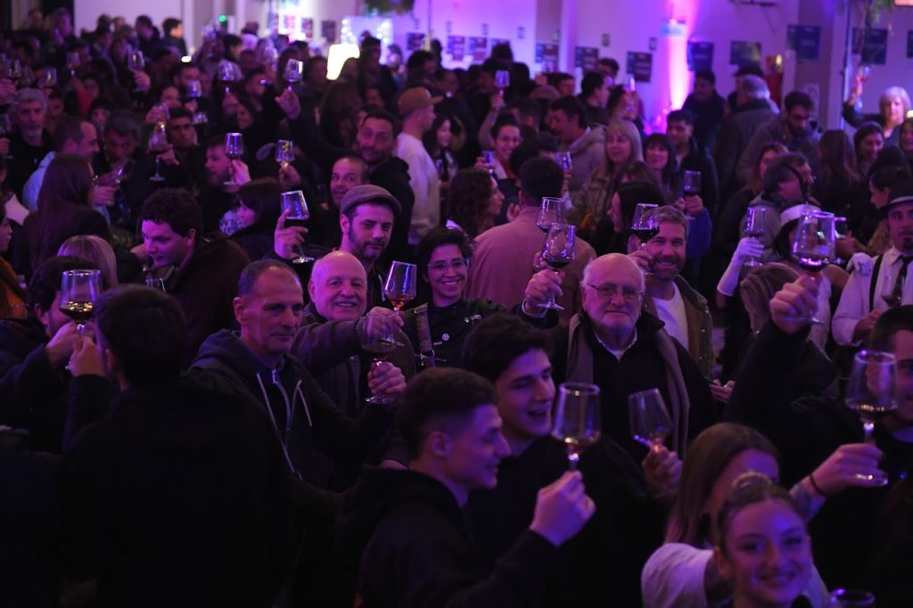 Gran asistencia, encuentro y entretenimiento en 1° noche del Paseo del Vino