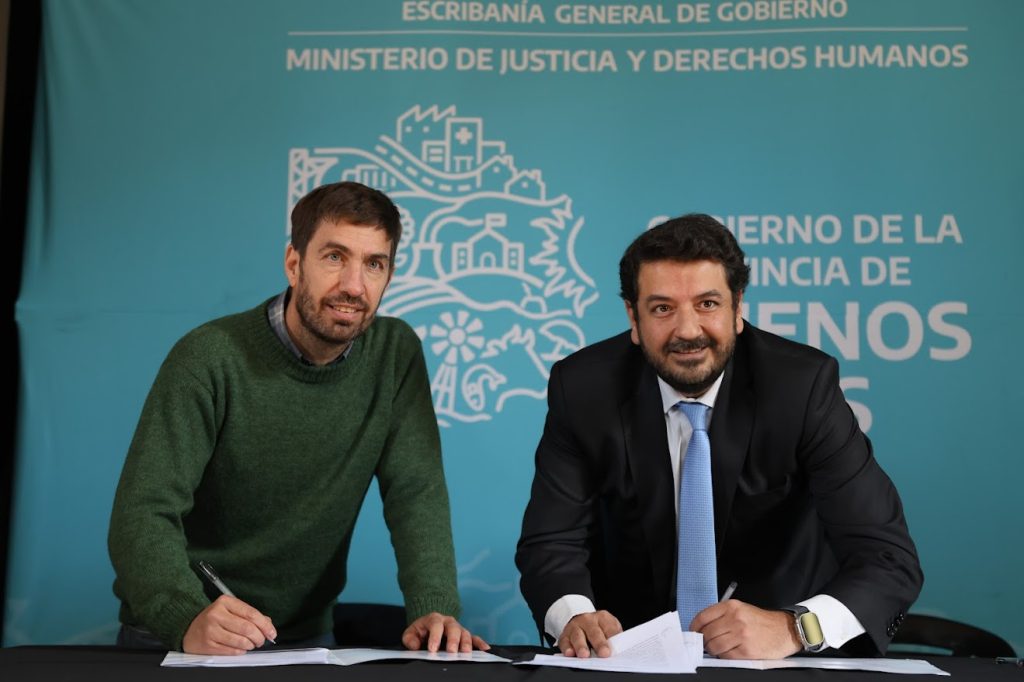 Ustarroz destacó el valor de la solidaridad en la entrega de 240 escrituras a vecinos de la ciudad