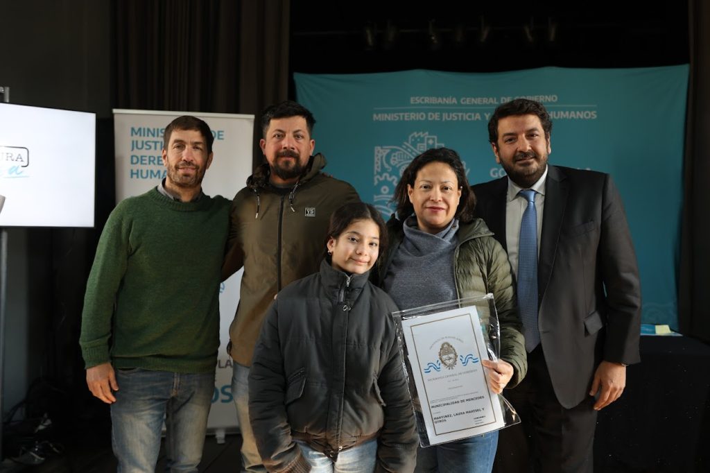 Ustarroz destacó el valor de la solidaridad en la entrega de 240 escrituras a vecinos de la ciudad