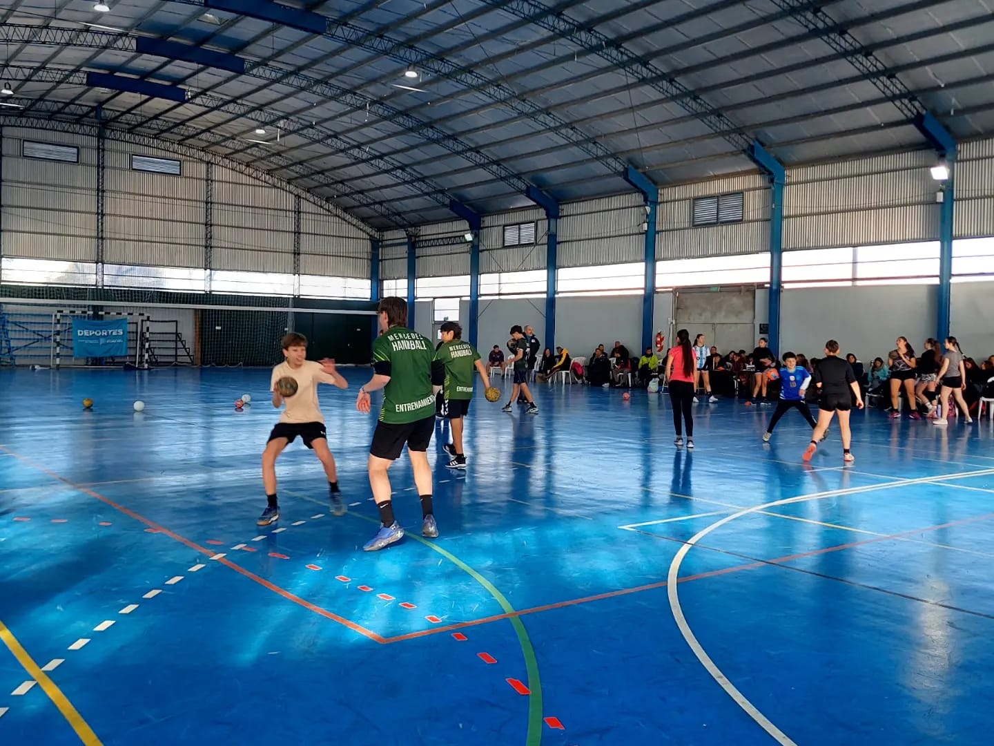Amplia asistencia a jornada de capacitación de Hanball Indoor en el polideportivo