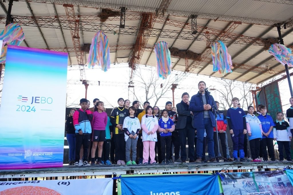 Ministro Sileoni y Ustarroz acompañaron el Regional de los Juegos Educativos Bonaerenses