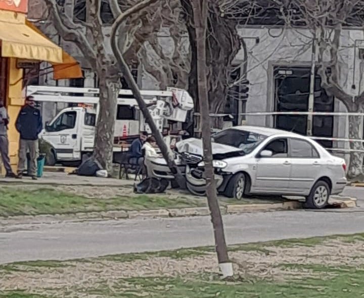 Automóvil choca contra semáforo en Av.29 y Av.40