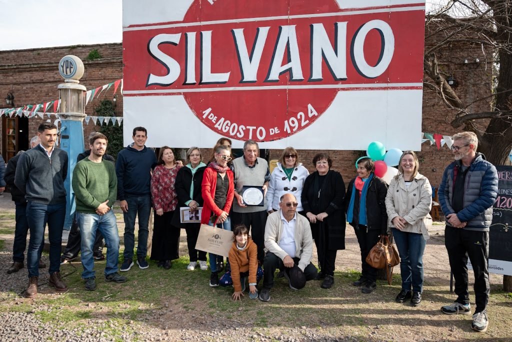 Fiesta y reconocimiento municipal al centenario del Restaurante Silvano