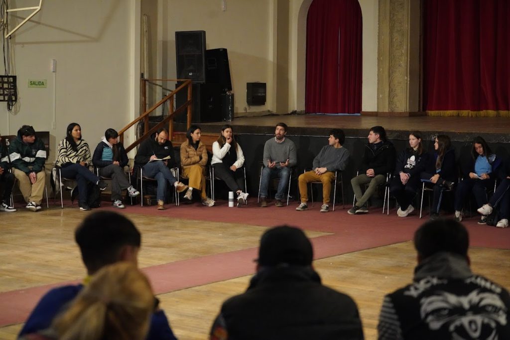 Reunión con estudiantes de distintas escuelas por intercolegiales