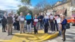 Realizan abrazo al PAMI para pedir dejen de recortar medicamentos