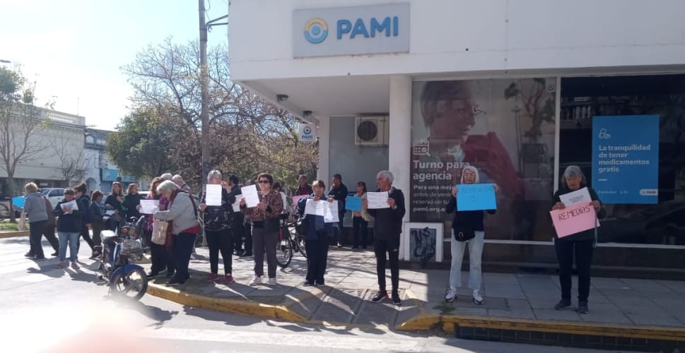 Realizan abrazo al PAMI para pedir dejen de recortar medicamentos