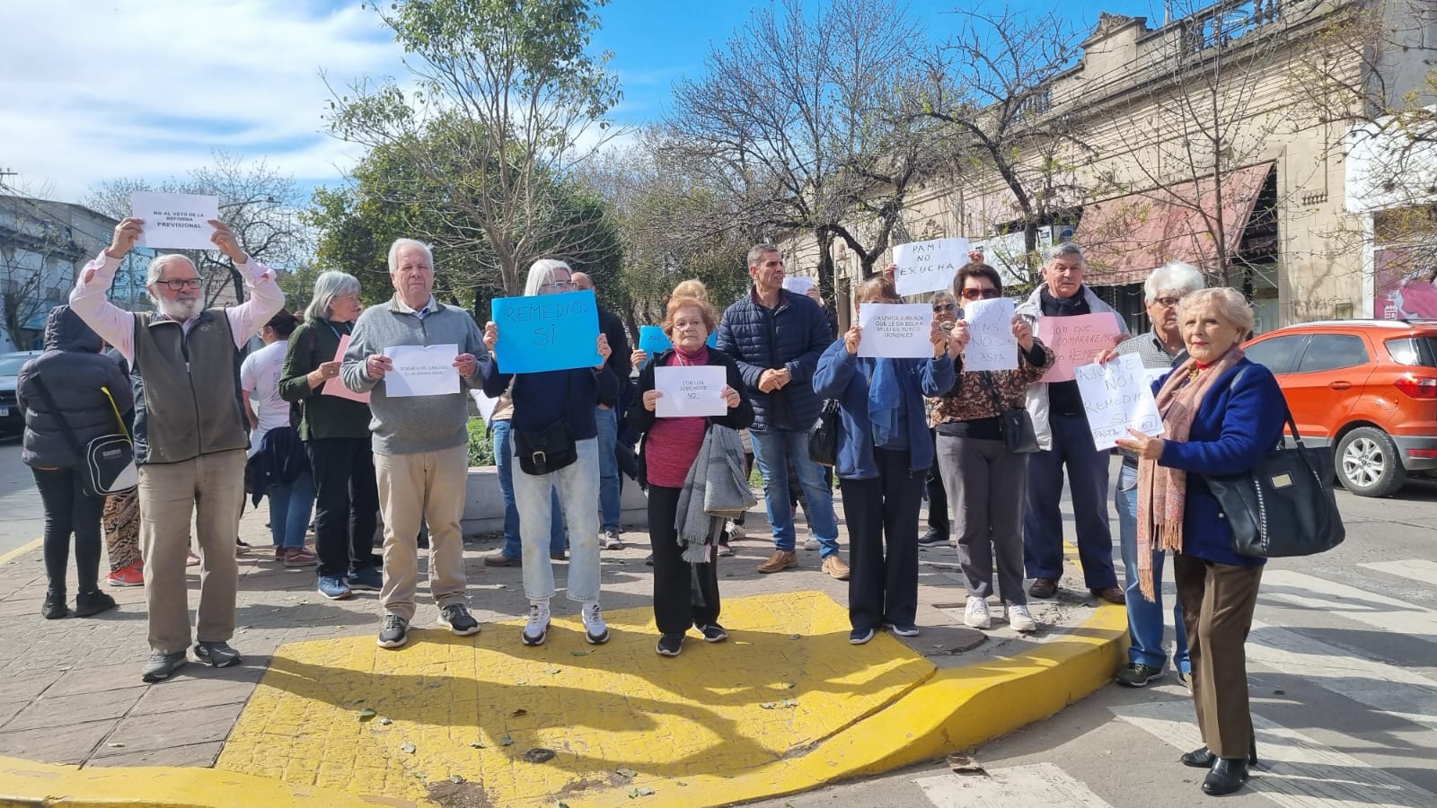 Realizan abrazo al PAMI para pedir dejen de recortar medicamentos