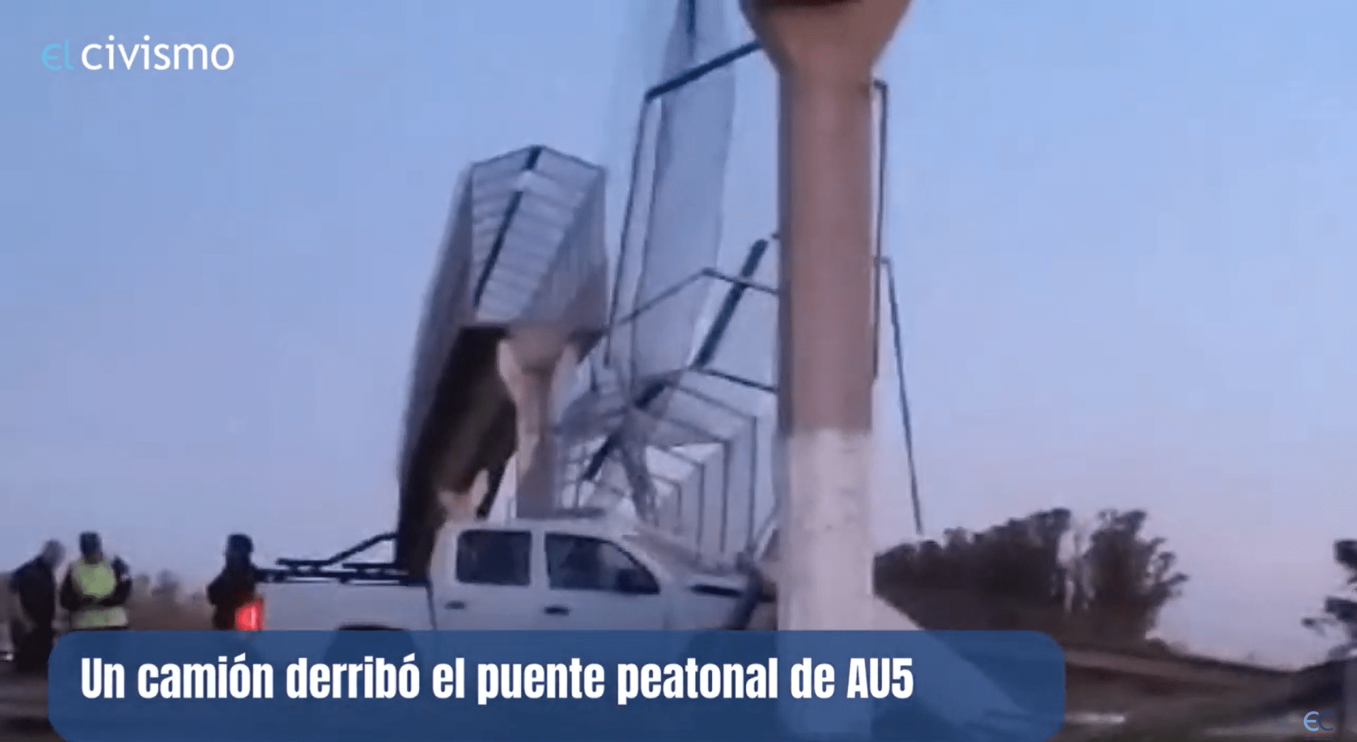 Olivera: Camión arroyó puente peatonal sobre Autovía N°5 (Video)