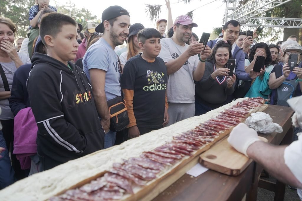 Mercedes tiene el sándwich de salame más grande del país