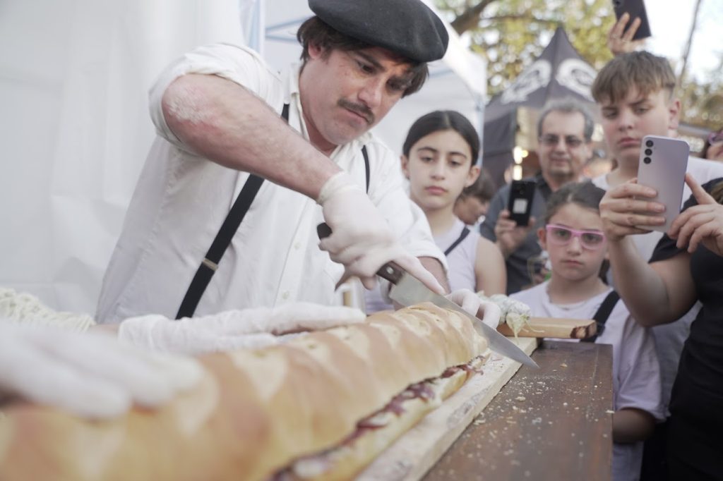 Mercedes tiene el sándwich de salame más grande del país