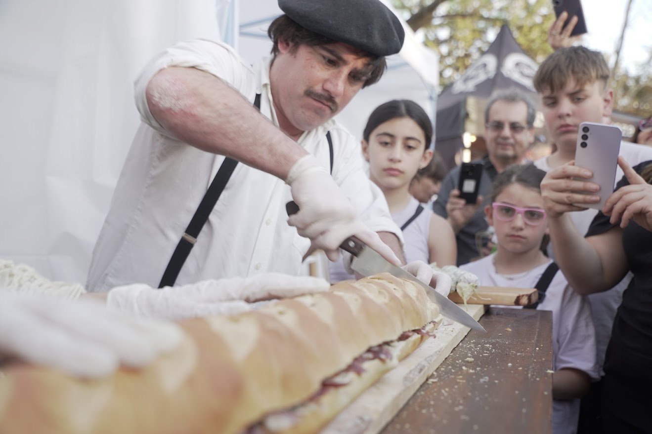 Mercedes tiene el sándwich de salame más grande del país