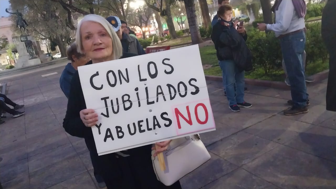 Jubilados volvieron a marchar a Plaza San Martín