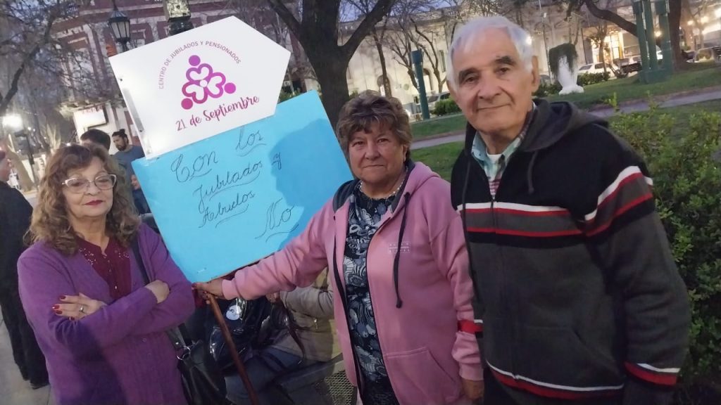Jubilados se movilizaron a la Plaza y al Concejo Deliberante