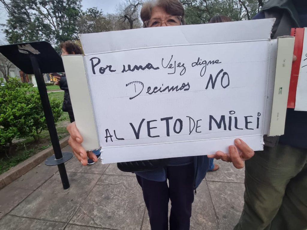 Jubilados se movilizaron a la Plaza y al Concejo Deliberante