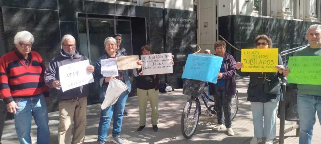 Continúan Centros de Jubilados reclamando ante una realidad muy dura