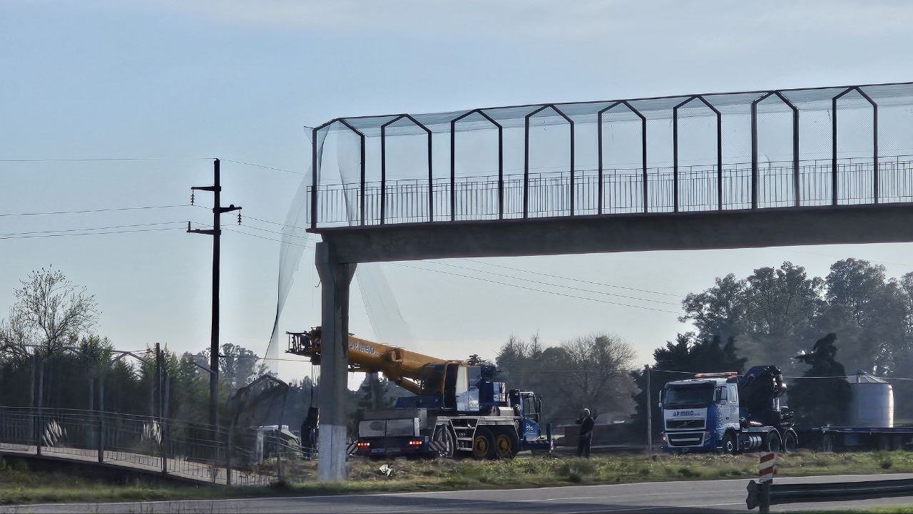Removieron los restos del puente caído en Olivera