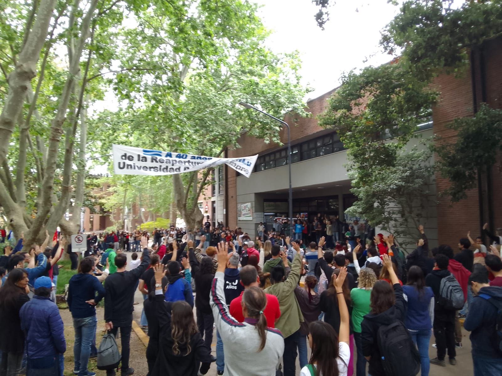 UNLu: protesta con toma del rectorado con clases públicas