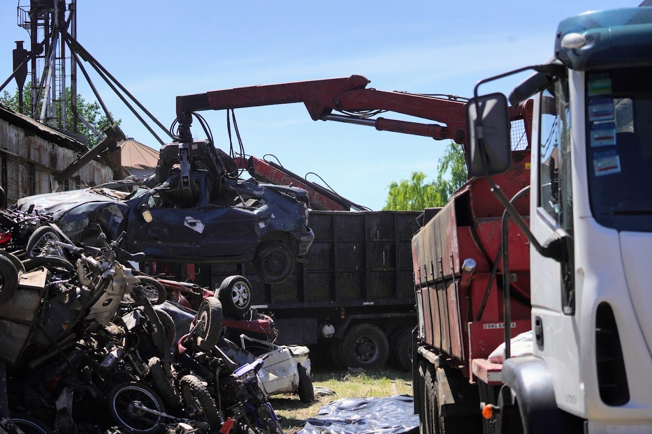 Municipio realizó una nueva compactación de autos, motos y chatarras