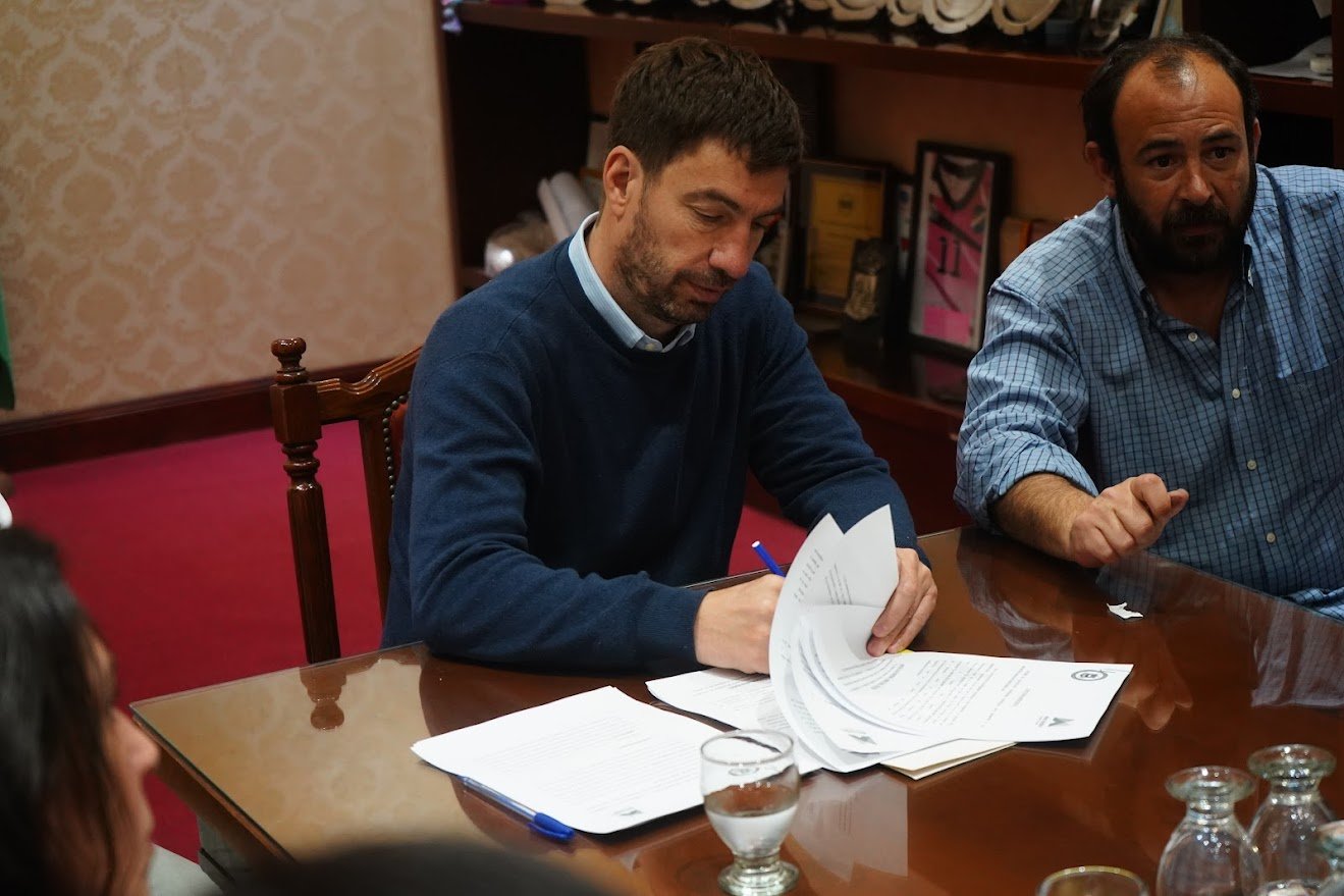 Ustarroz firma convenio que beneficia a escuelas y  estudiantes terciarios