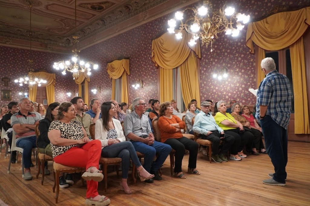 Oscar Dinova presentó su nuevo libro
