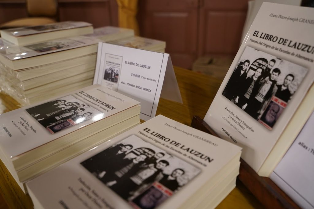 Oscar Dinova presentó su nuevo libro