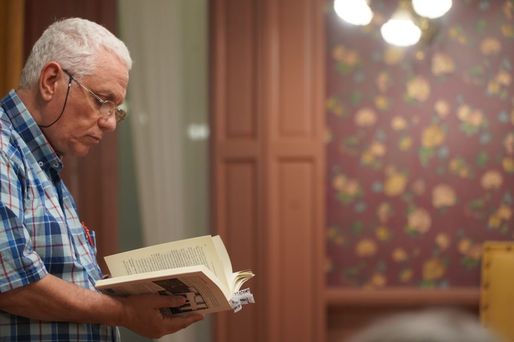 Oscar Dinova presentó su nuevo libro