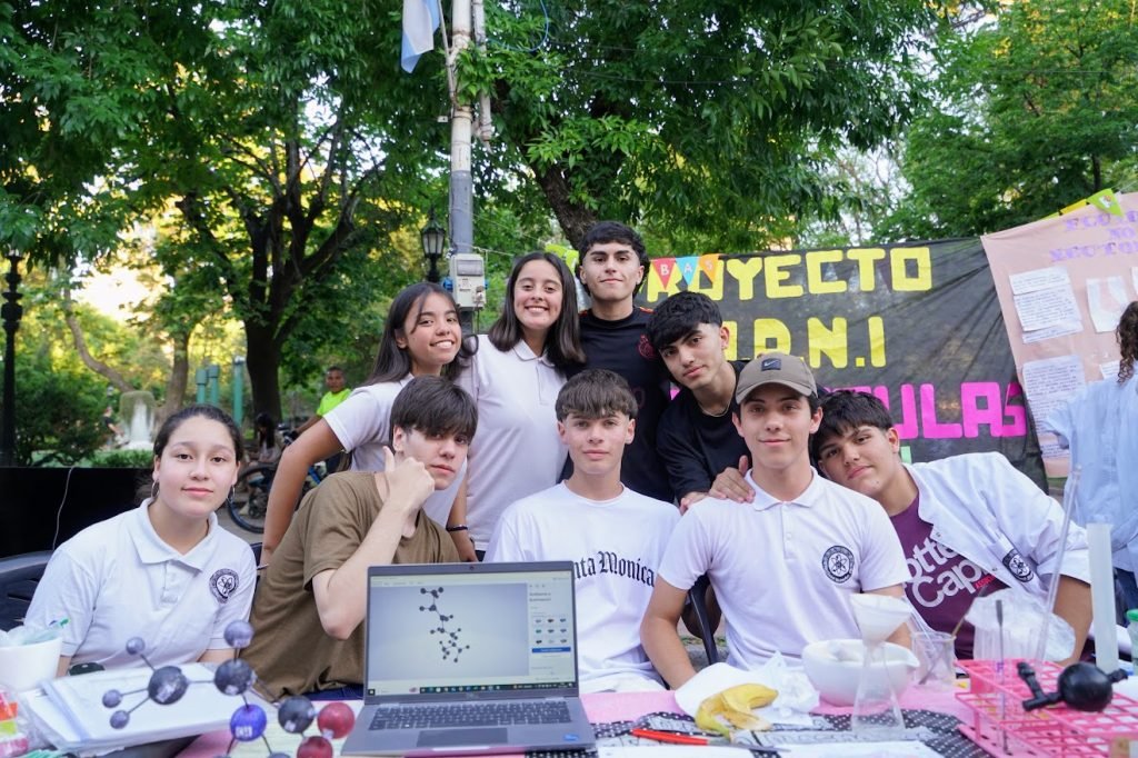 Asistida muestra “educación y trabajo” frente al Palacio Municipal