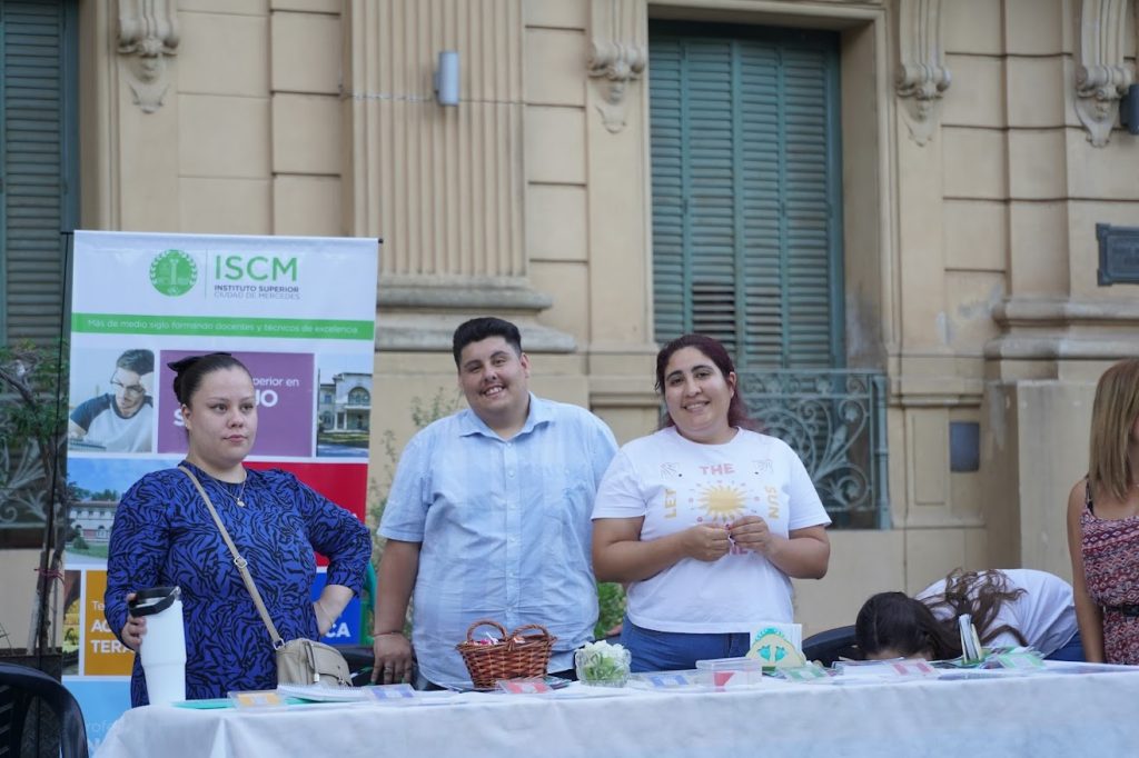 Asistida muestra “educación y trabajo” frente al Palacio Municipal