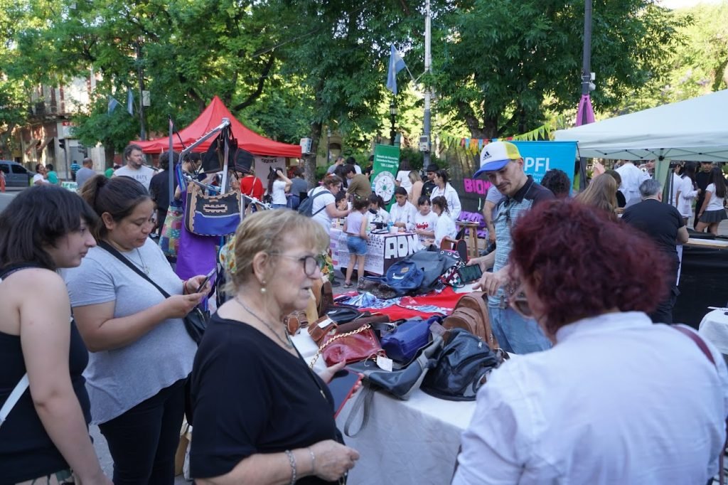 Asistida muestra “educación y trabajo” frente al Palacio Municipal