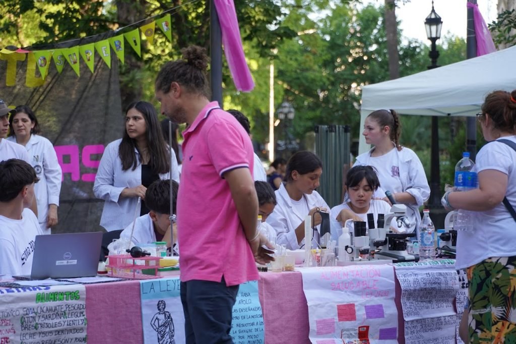 Asistida muestra “educación y trabajo” frente al Palacio Municipal