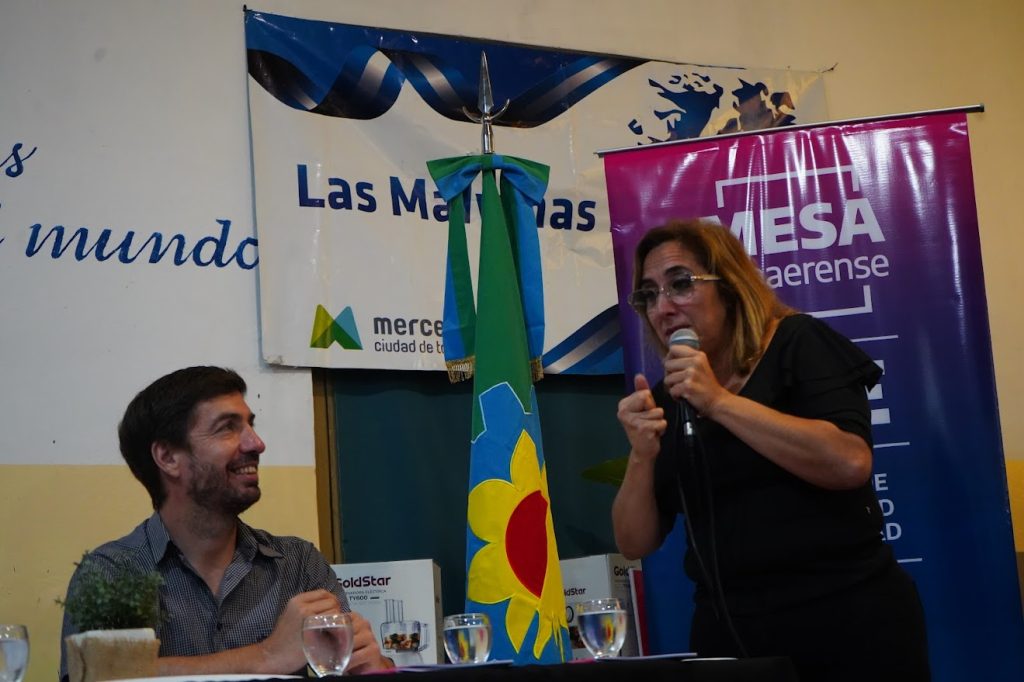 Entregan equipamiento a 18 escuelas de Mercedes