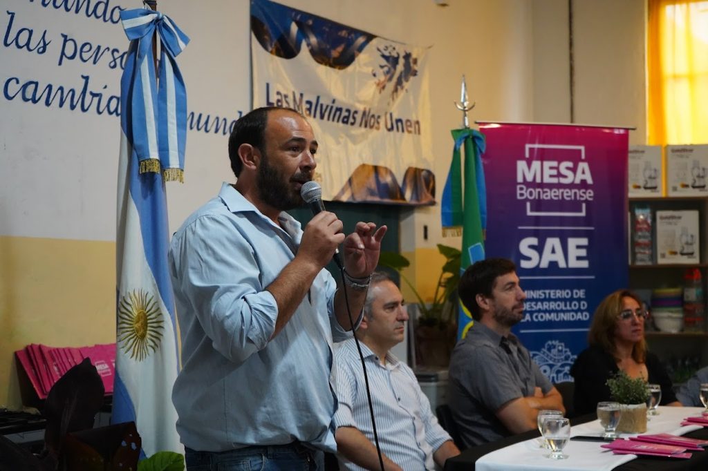 Entregan equipamiento a 18 escuelas de Mercedes