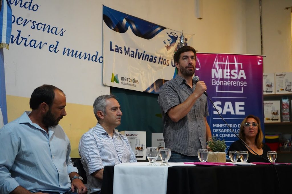 Entregan equipamiento a 18 escuelas de Mercedes