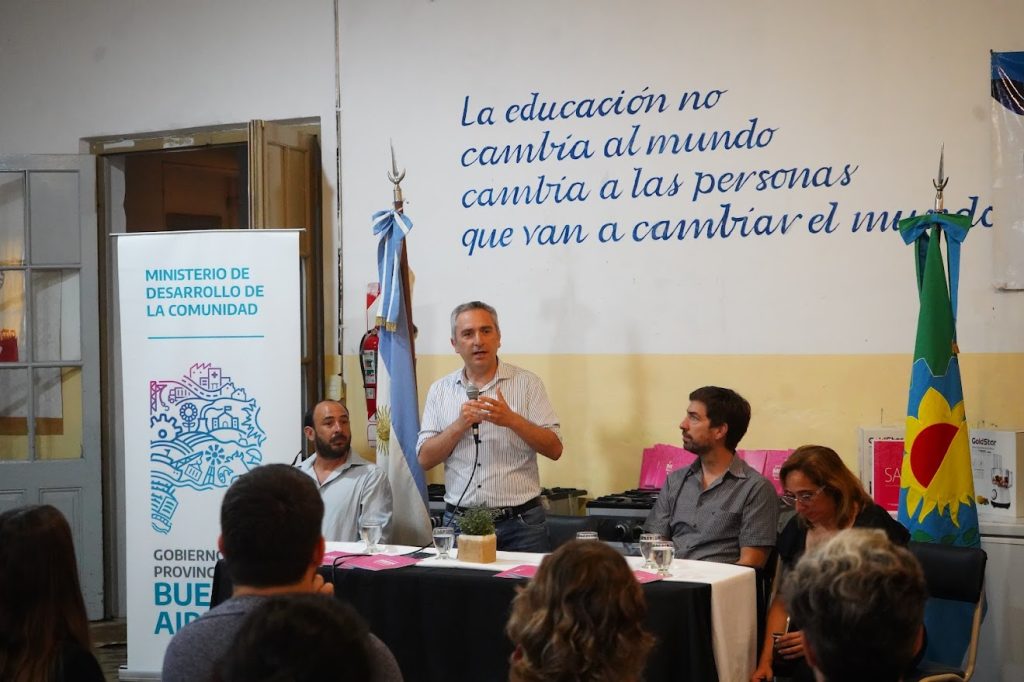 Entregan equipamiento a 18 escuelas de Mercedes