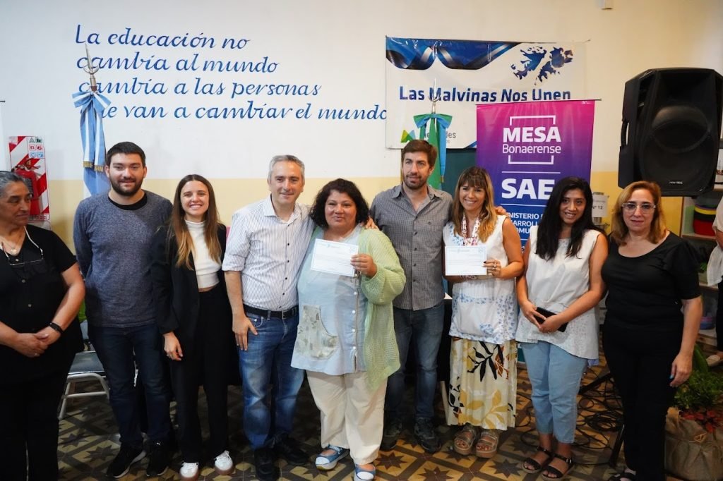 Entregan equipamiento a 18 escuelas de Mercedes