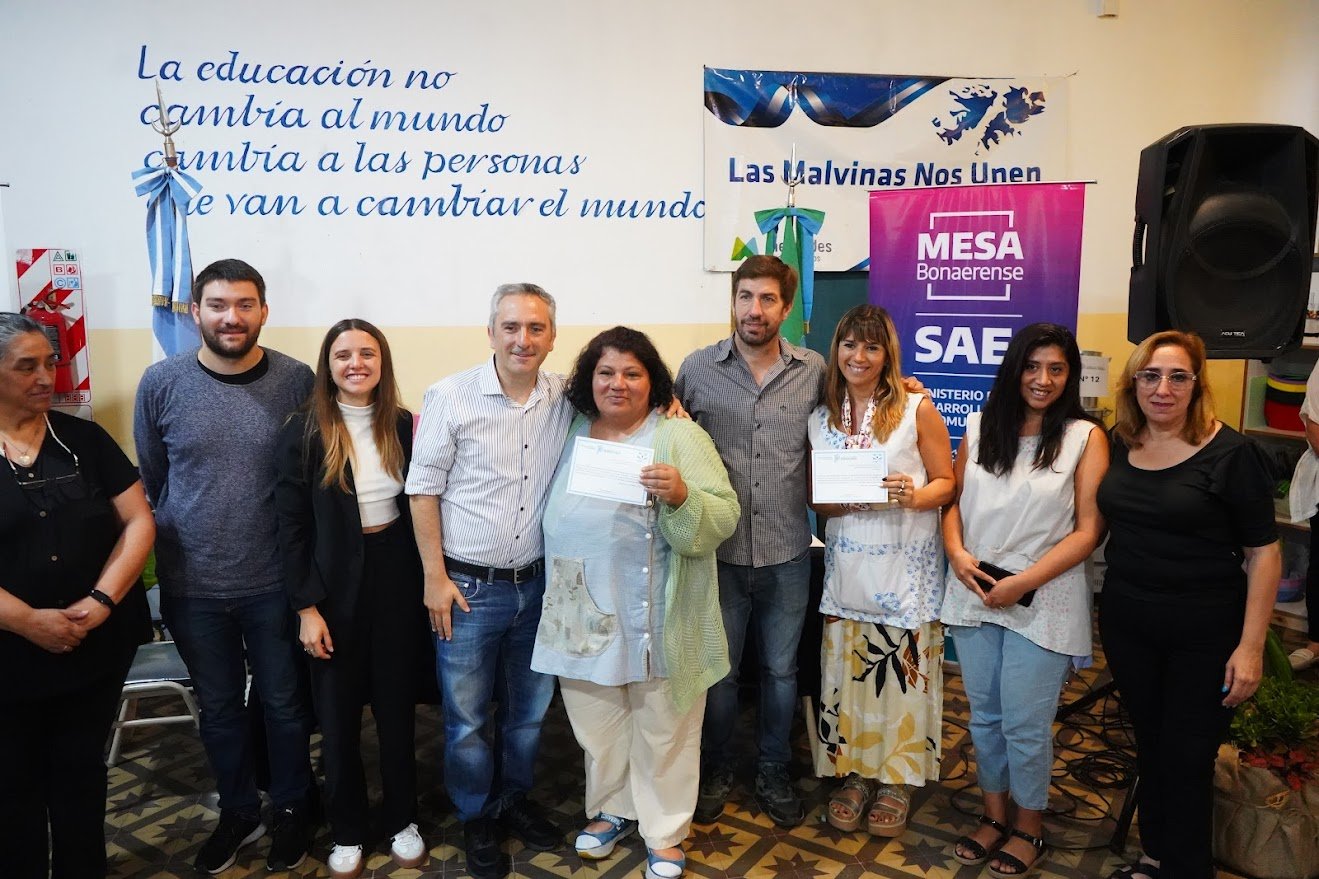 Entregan equipamiento a 18 escuelas de Mercedes