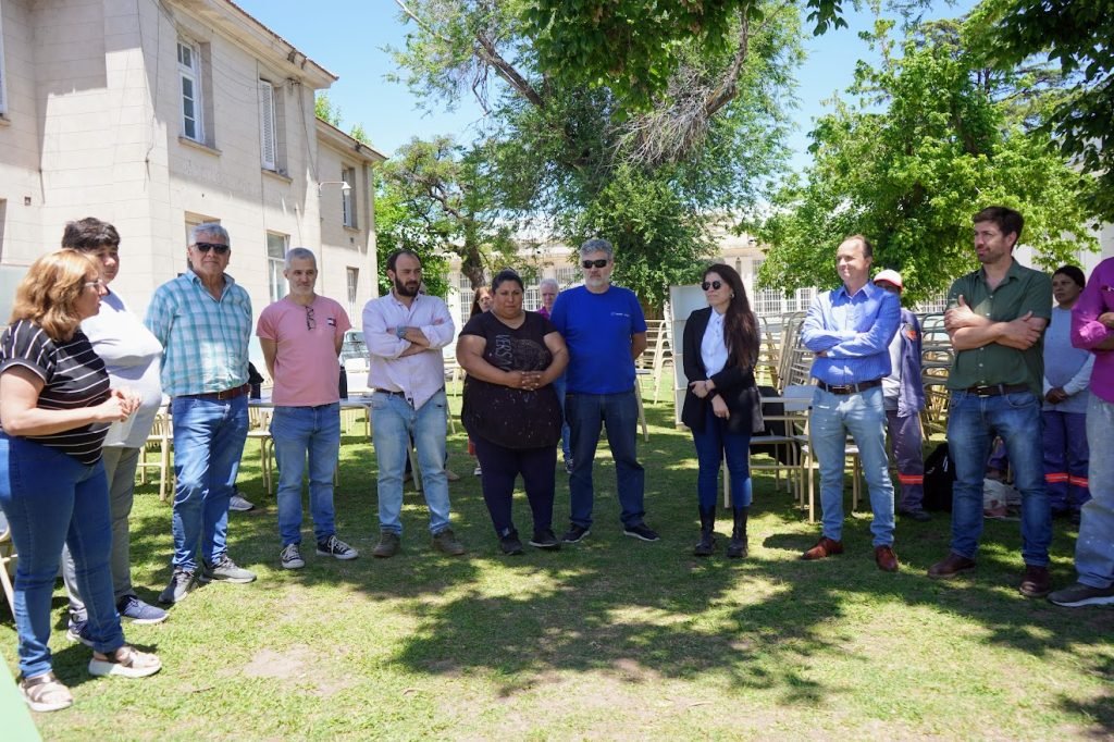 Gestionan importante aporte de mobiliario a escuelas de Mercedes