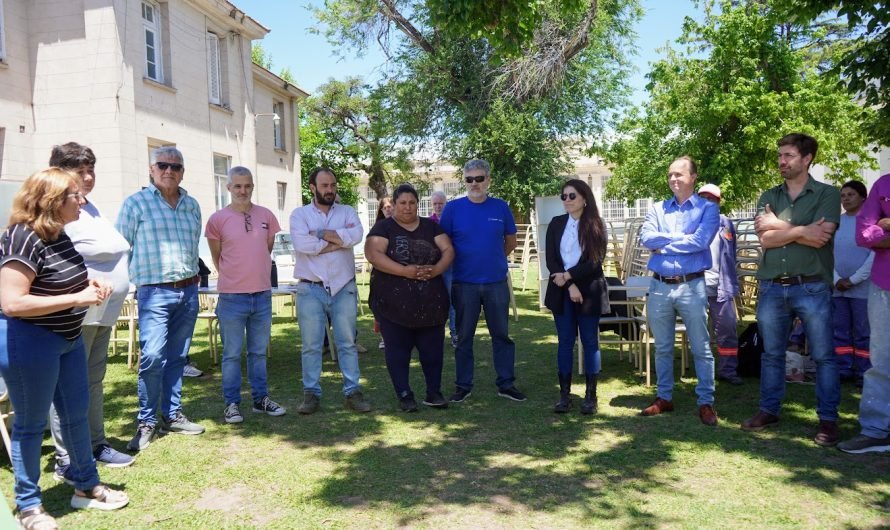 Gestionan importante aporte de mobiliario a escuelas de Mercedes