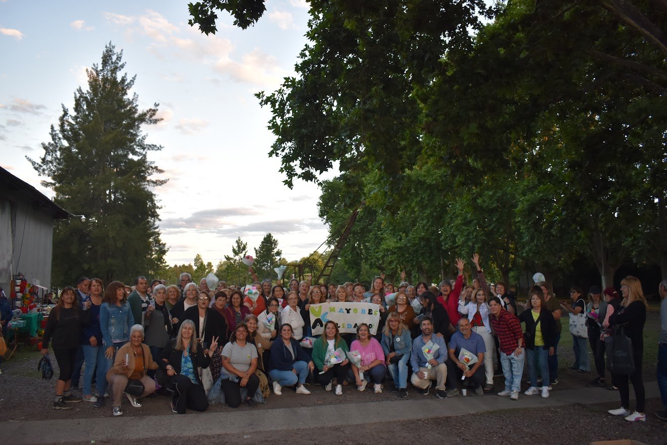 Brindis, teatro, feria y encuentro de fin de año para Adultos Mayores