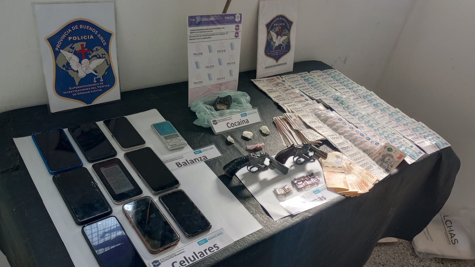 Allanamiento en Luján: Detienen a dos sujetos y secuestran drogas, armas y dinero