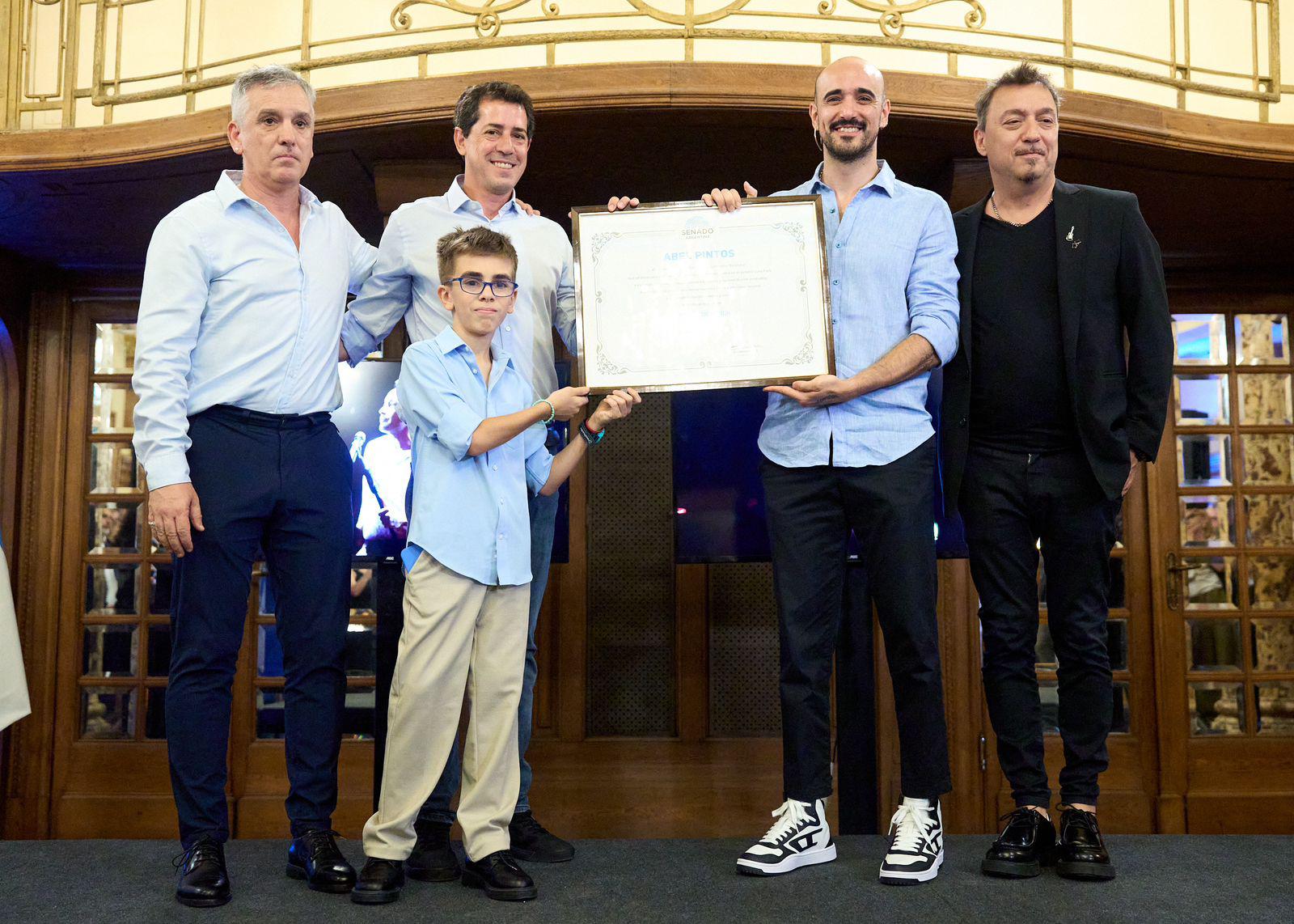 Abel Pintos y Luciano Pereyra reciben a mano de Wado reconocimiento en el Senado
