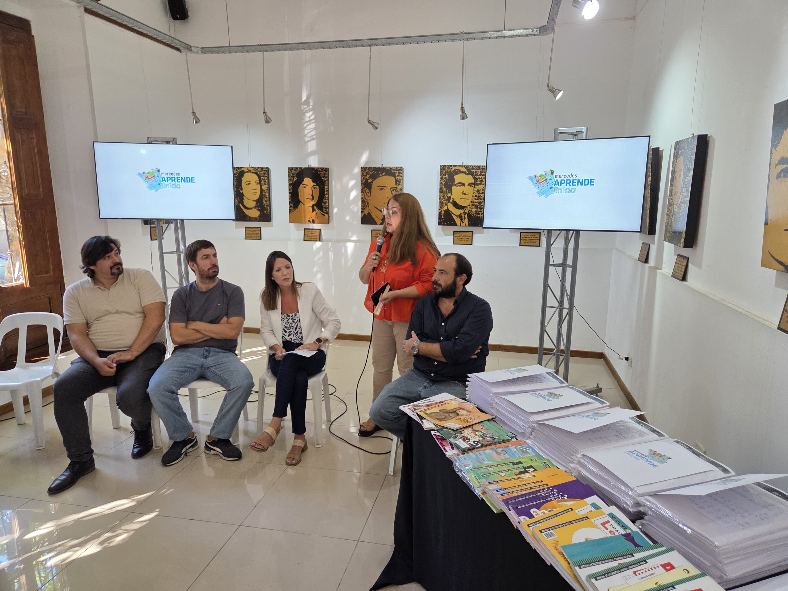 Municipio entrega manuales a escuelas públicas