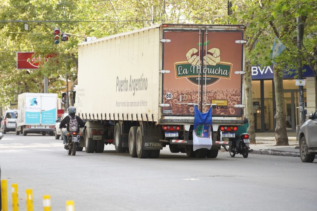 Saló el primer camión repleto de solidaridad mercedina a Bahía Blanca