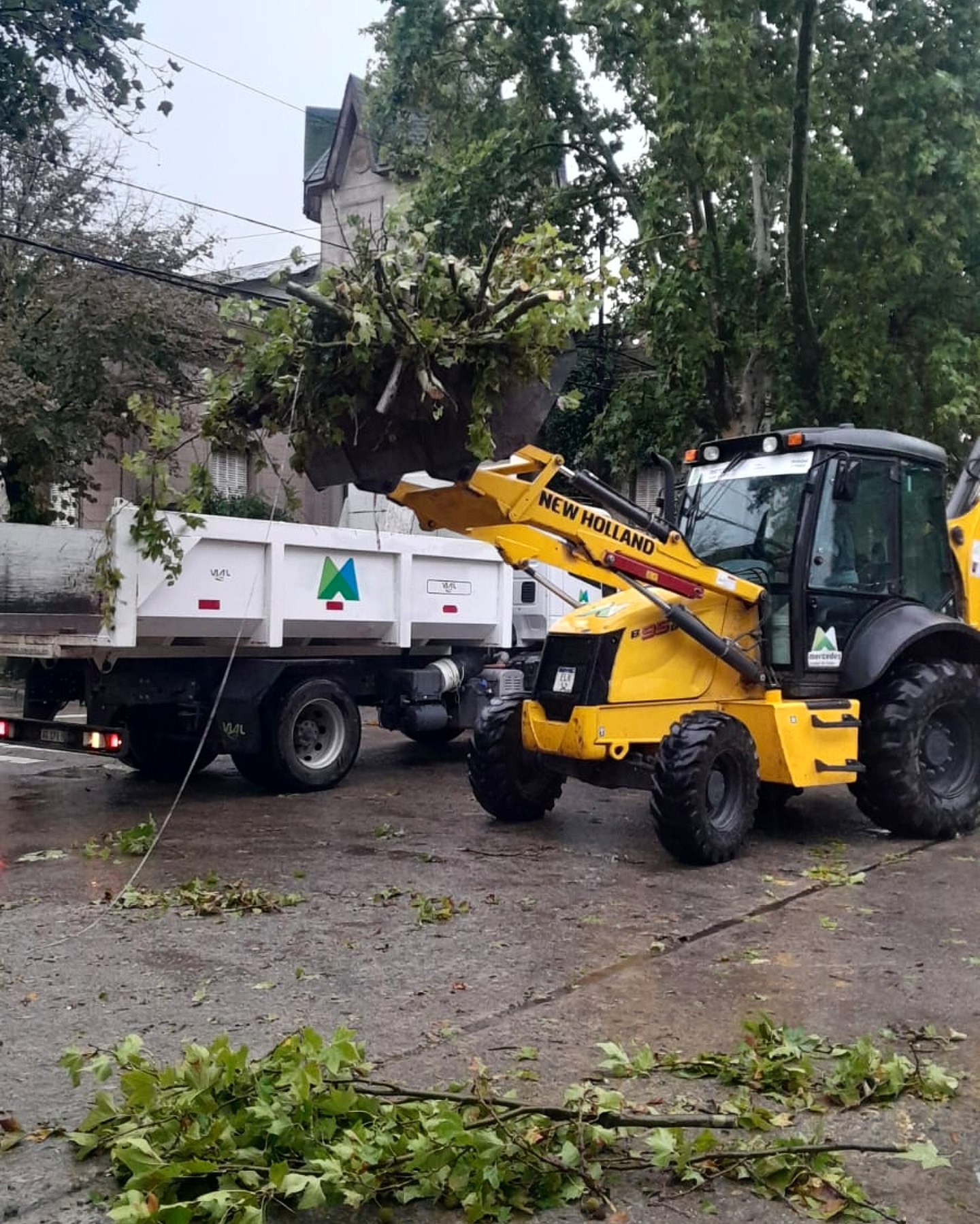 Trabajadores municipales durante la tormenta