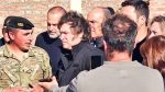 Milei visita dos horas a Bahía Blanca y es repudiado